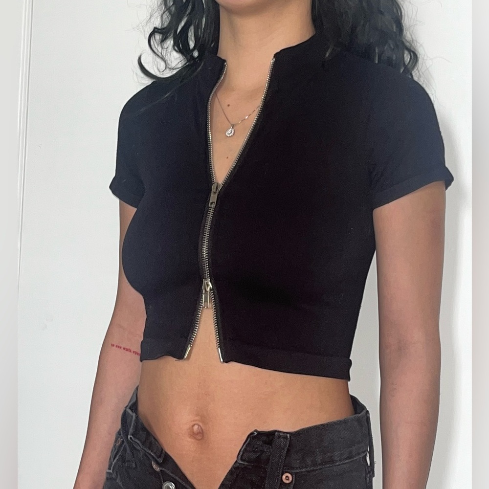 Black zip up crop